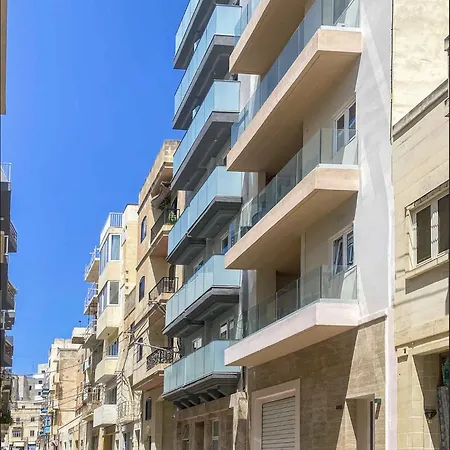 Homestay Sliema Border - Private Bedroom & Bath - Guest Terrace & Living Area Gzira